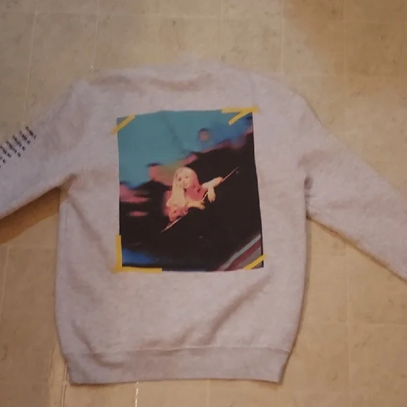 Sabrina Carpenter Singular Tour Sweatahirt - Picture 5 of 10